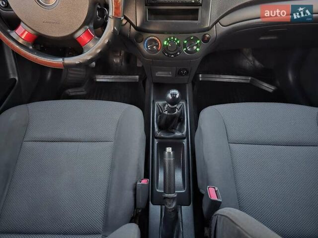 Шевроле Авео 2007 у Хмельницькому на Automoto.ua Червоний Шевроле Авео, об'ємом двигуна 1.5 л та пробігом 180 тис. км за 3299 $, фото 23 на Automoto.ua