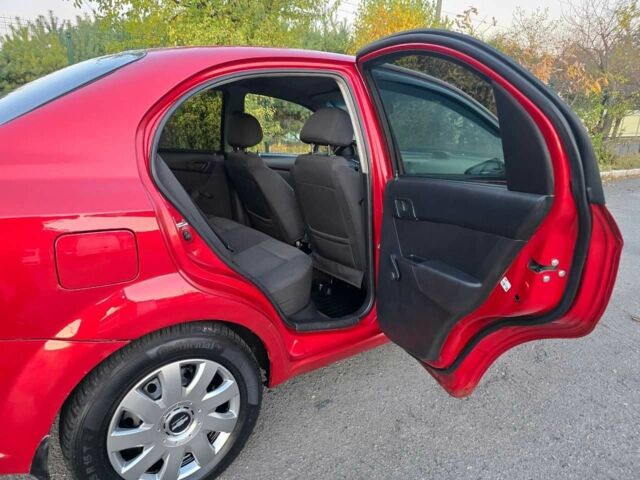 Красный Шевроле Авео, объемом двигателя 0 л и пробегом 180 тыс. км за 3299 $, фото 6 на Automoto.ua