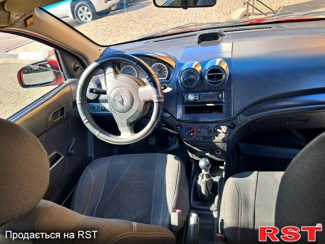 Красный Шевроле Авео, объемом двигателя 1.5 л и пробегом 187 тыс. км за 3600 $, фото 2 на Automoto.ua