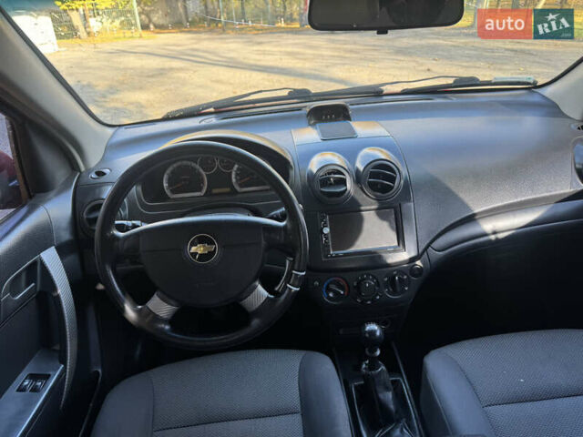 Красный Шевроле Авео, объемом двигателя 1.5 л и пробегом 230 тыс. км за 3750 $, фото 5 на Automoto.ua