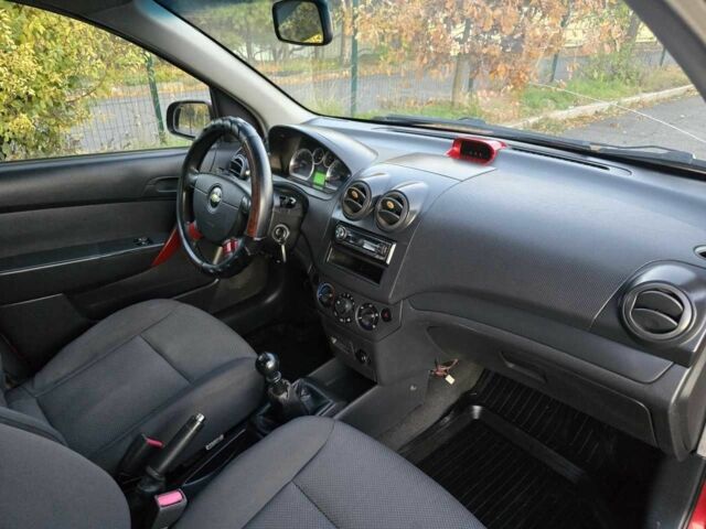Красный Шевроле Авео, объемом двигателя 0 л и пробегом 180 тыс. км за 3299 $, фото 5 на Automoto.ua