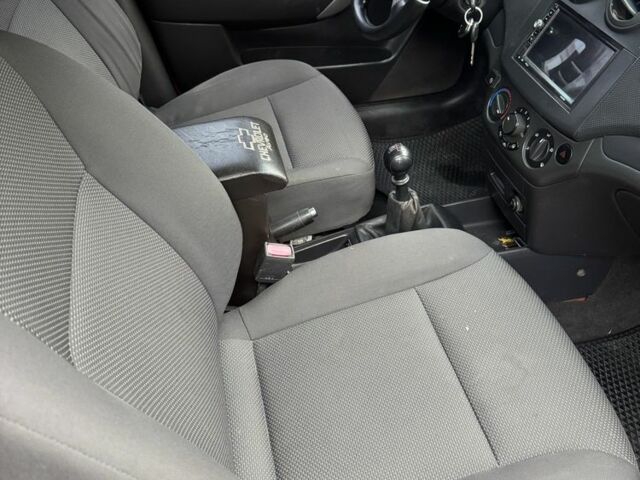 Красный Шевроле Авео, объемом двигателя 1.5 л и пробегом 230 тыс. км за 3750 $, фото 6 на Automoto.ua