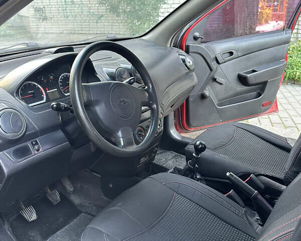 Красный Шевроле Авео, объемом двигателя 1.5 л и пробегом 200 тыс. км за 3200 $, фото 6 на Automoto.ua