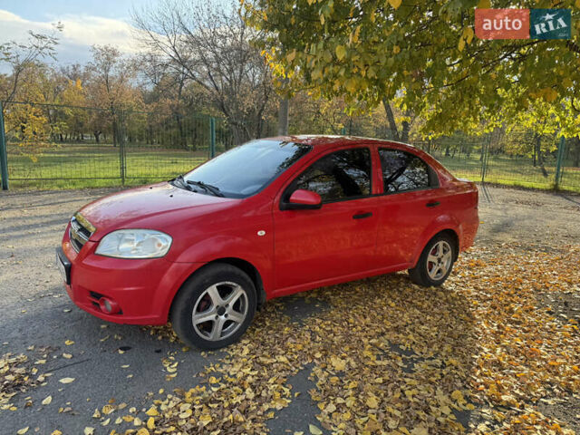 Красный Шевроле Авео, объемом двигателя 1.5 л и пробегом 230 тыс. км за 3750 $, фото 1 на Automoto.ua