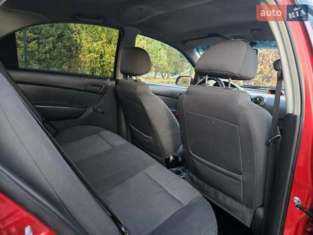 Шевроле Авео 2007 у Хмельницькому на Automoto.ua Червоний Шевроле Авео, об'ємом двигуна 1.5 л та пробігом 180 тис. км за 3299 $, фото 32 на Automoto.ua