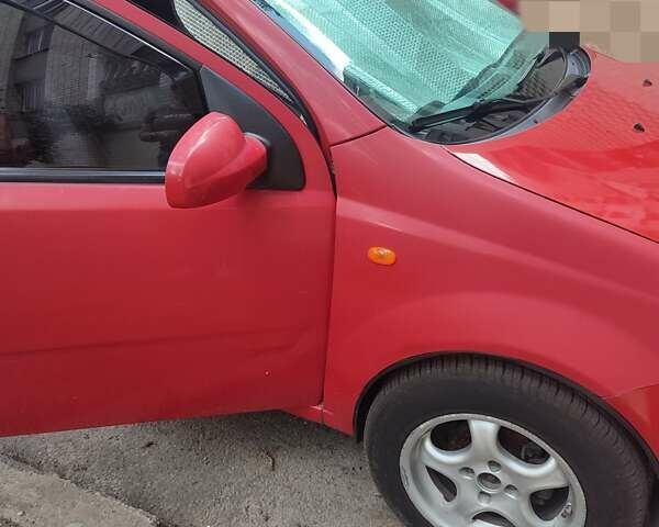 Красный Шевроле Авео, объемом двигателя 1.5 л и пробегом 295 тыс. км за 3000 $, фото 3 на Automoto.ua