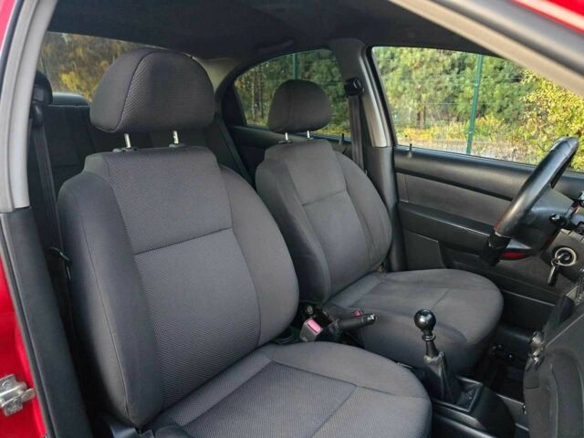 Красный Шевроле Авео, объемом двигателя 0 л и пробегом 180 тыс. км за 3299 $, фото 4 на Automoto.ua