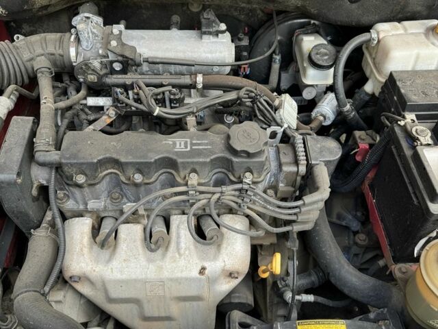 Красный Шевроле Авео, объемом двигателя 1.5 л и пробегом 215 тыс. км за 3800 $, фото 13 на Automoto.ua