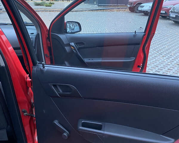 Красный Шевроле Авео, объемом двигателя 1.5 л и пробегом 160 тыс. км за 4700 $, фото 21 на Automoto.ua