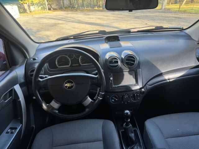 Красный Шевроле Авео, объемом двигателя 1.5 л и пробегом 230 тыс. км за 3750 $, фото 5 на Automoto.ua