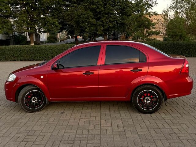 Красный Шевроле Авео, объемом двигателя 1.5 л и пробегом 201 тыс. км за 4000 $, фото 3 на Automoto.ua