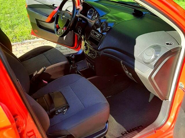 Красный Шевроле Авео, объемом двигателя 1.5 л и пробегом 245 тыс. км за 3650 $, фото 4 на Automoto.ua