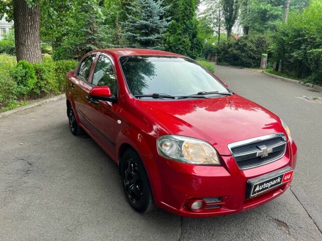 Красный Шевроле Авео, объемом двигателя 1.5 л и пробегом 205 тыс. км за 3140 $, фото 2 на Automoto.ua