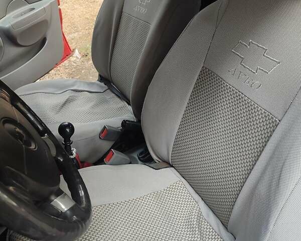 Красный Шевроле Авео, объемом двигателя 1.5 л и пробегом 295 тыс. км за 3000 $, фото 5 на Automoto.ua