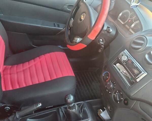 Красный Шевроле Авео, объемом двигателя 1.5 л и пробегом 152 тыс. км за 4400 $, фото 2 на Automoto.ua