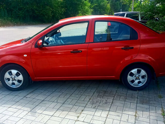 Красный Шевроле Авео, объемом двигателя 1.5 л и пробегом 176 тыс. км за 5200 $, фото 1 на Automoto.ua
