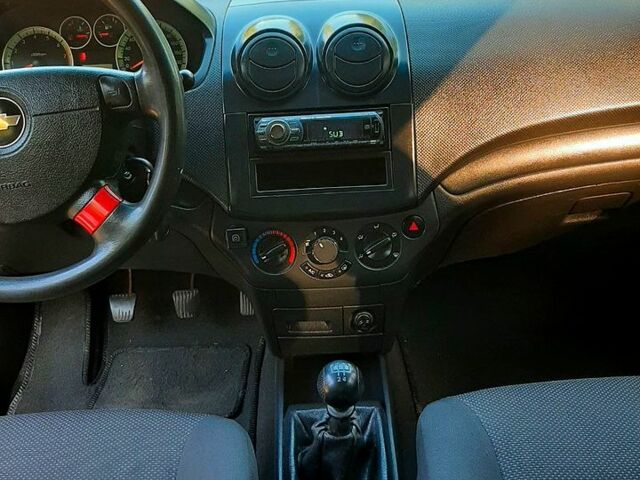 Красный Шевроле Авео, объемом двигателя 1.5 л и пробегом 245 тыс. км за 3650 $, фото 6 на Automoto.ua