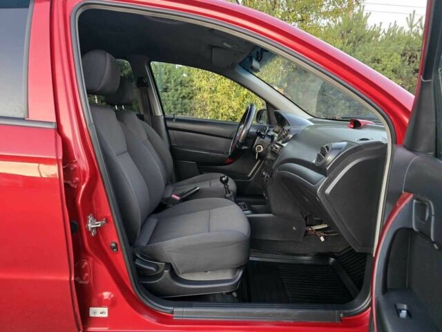 Красный Шевроле Авео, объемом двигателя 0 л и пробегом 180 тыс. км за 3299 $, фото 3 на Automoto.ua