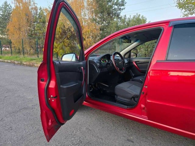 Красный Шевроле Авео, объемом двигателя 0 л и пробегом 180 тыс. км за 3299 $, фото 8 на Automoto.ua