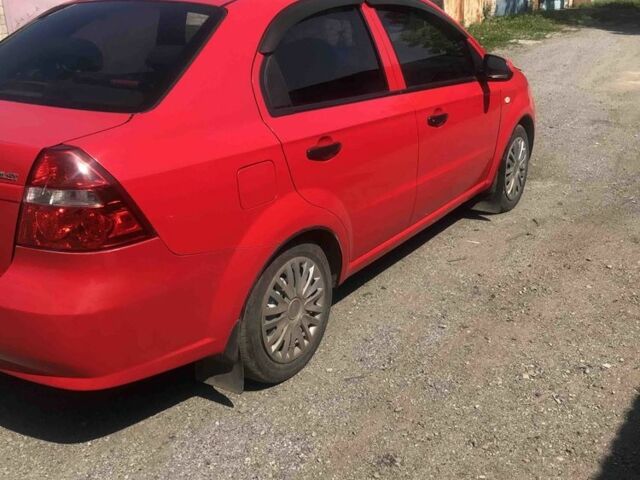 Красный Шевроле Авео, объемом двигателя 1.5 л и пробегом 180 тыс. км за 3800 $, фото 1 на Automoto.ua