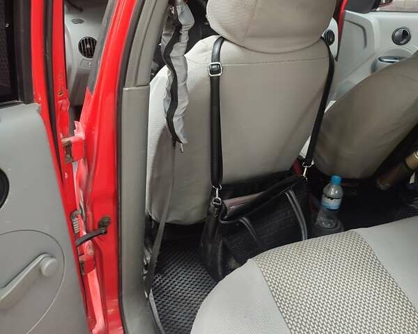 Красный Шевроле Авео, объемом двигателя 1.5 л и пробегом 295 тыс. км за 3000 $, фото 7 на Automoto.ua