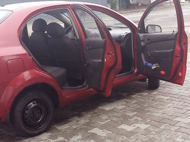 Красный Шевроле Авео, объемом двигателя 1.5 л и пробегом 258 тыс. км за 3300 $, фото 5 на Automoto.ua