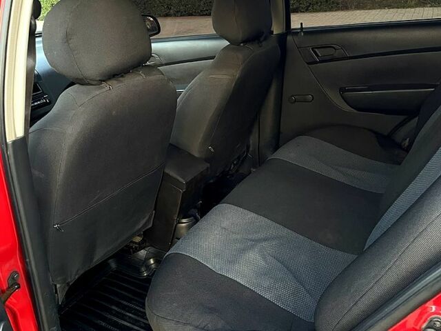 Красный Шевроле Авео, объемом двигателя 1.5 л и пробегом 201 тыс. км за 4000 $, фото 5 на Automoto.ua