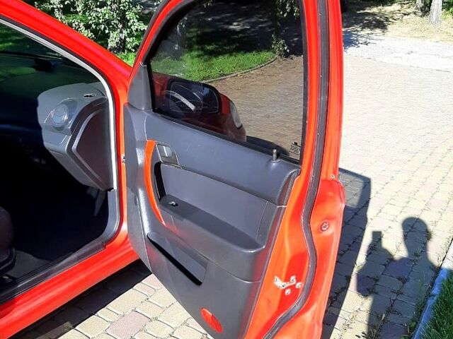 Красный Шевроле Авео, объемом двигателя 1.5 л и пробегом 245 тыс. км за 3650 $, фото 3 на Automoto.ua