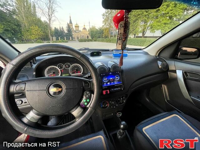 Красный Шевроле Авео, объемом двигателя 1.5 л и пробегом 201 тыс. км за 4000 $, фото 4 на Automoto.ua