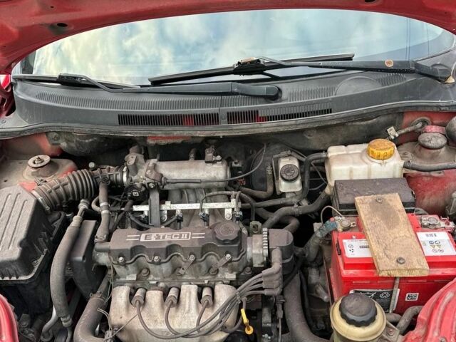 Красный Шевроле Авео, объемом двигателя 1.5 л и пробегом 152 тыс. км за 4500 $, фото 2 на Automoto.ua