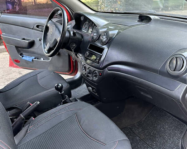 Красный Шевроле Авео, объемом двигателя 1.5 л и пробегом 200 тыс. км за 3200 $, фото 5 на Automoto.ua