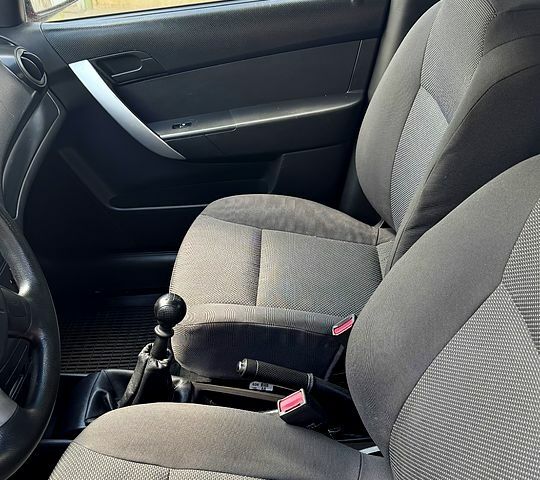 Красный Шевроле Авео, объемом двигателя 1.5 л и пробегом 74 тыс. км за 4600 $, фото 8 на Automoto.ua