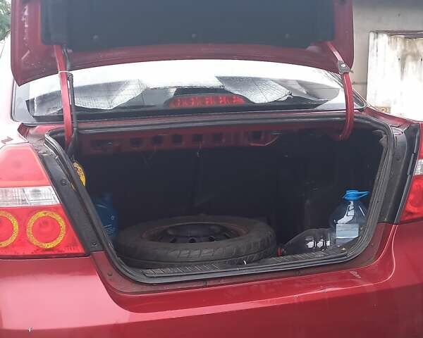 Красный Шевроле Авео, объемом двигателя 1.5 л и пробегом 258 тыс. км за 3300 $, фото 2 на Automoto.ua