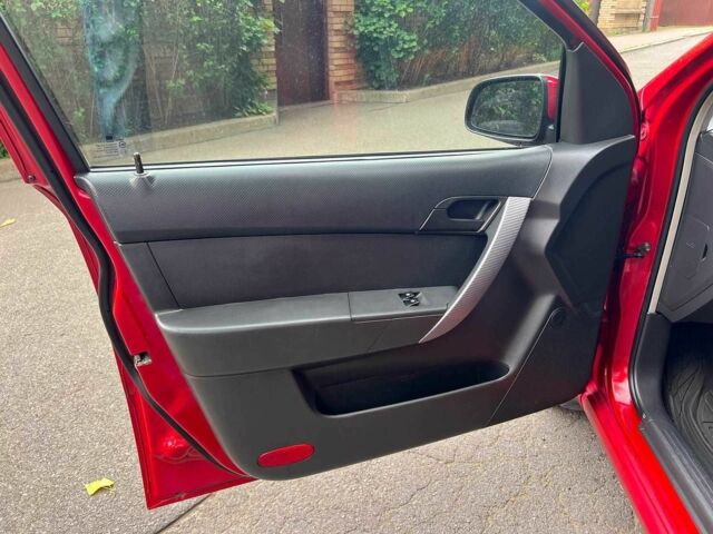 Красный Шевроле Авео, объемом двигателя 1.5 л и пробегом 205 тыс. км за 3140 $, фото 8 на Automoto.ua