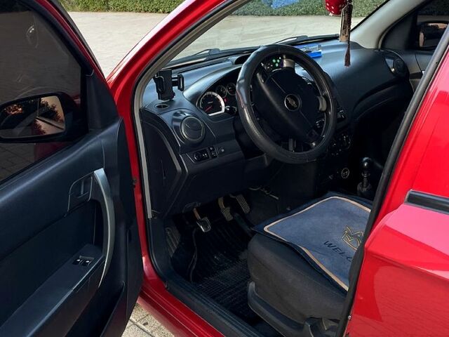 Красный Шевроле Авео, объемом двигателя 1.5 л и пробегом 201 тыс. км за 4000 $, фото 2 на Automoto.ua