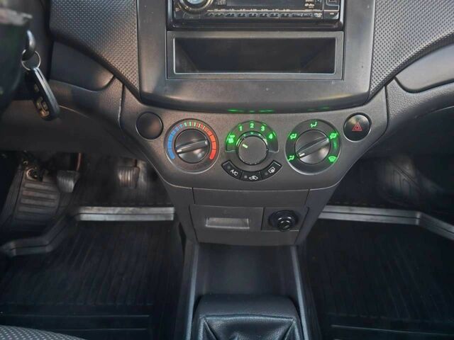 Красный Шевроле Авео, объемом двигателя 0 л и пробегом 180 тыс. км за 3299 $, фото 20 на Automoto.ua