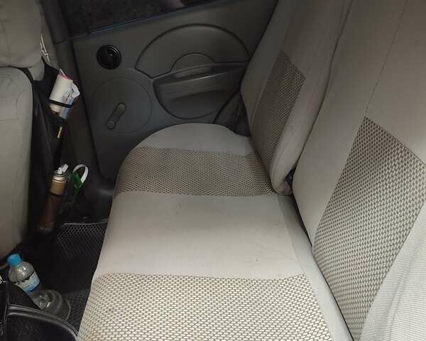 Красный Шевроле Авео, объемом двигателя 1.5 л и пробегом 295 тыс. км за 3000 $, фото 6 на Automoto.ua