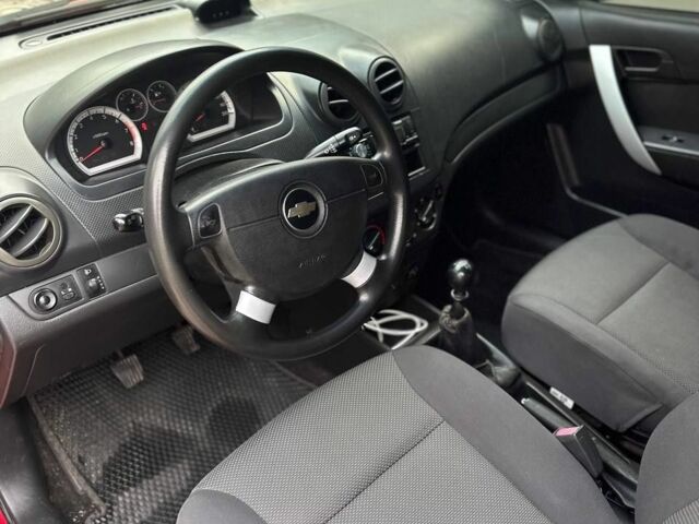 Красный Шевроле Авео, объемом двигателя 1.5 л и пробегом 152 тыс. км за 4500 $, фото 1 на Automoto.ua