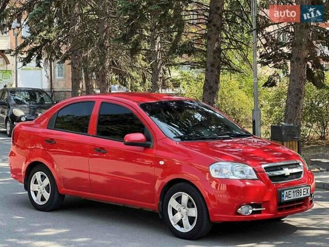 Красный Шевроле Авео, объемом двигателя 1.5 л и пробегом 168 тыс. км за 3999 $, фото 1 на Automoto.ua