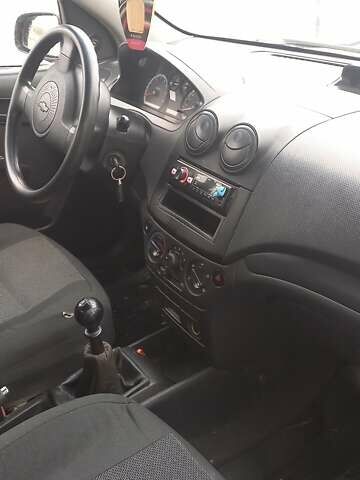 Красный Шевроле Авео, объемом двигателя 1.5 л и пробегом 258 тыс. км за 3300 $, фото 3 на Automoto.ua