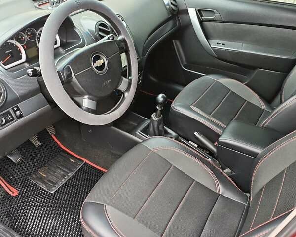 Красный Шевроле Авео, объемом двигателя 1.5 л и пробегом 191 тыс. км за 4000 $, фото 7 на Automoto.ua