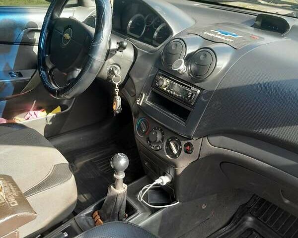 Красный Шевроле Авео, объемом двигателя 1.5 л и пробегом 300 тыс. км за 3000 $, фото 1 на Automoto.ua
