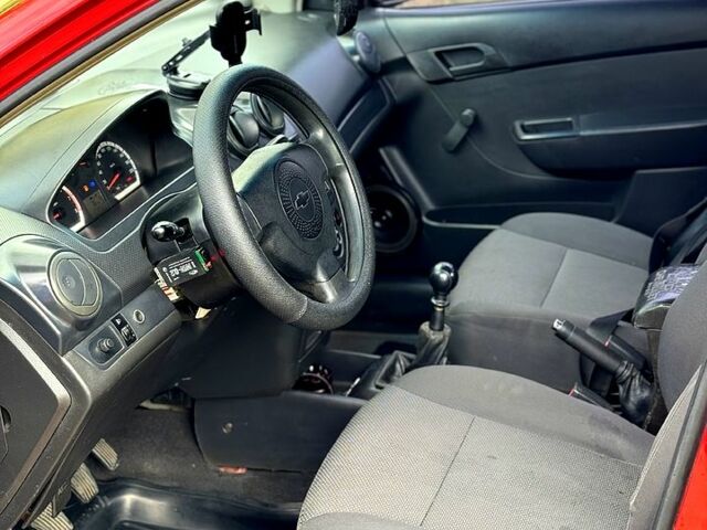Красный Шевроле Авео, объемом двигателя 1.5 л и пробегом 270 тыс. км за 3500 $, фото 7 на Automoto.ua