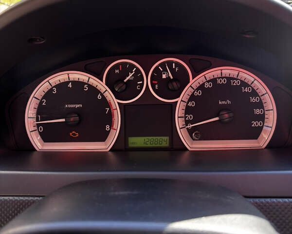 Красный Шевроле Авео, объемом двигателя 1.6 л и пробегом 129 тыс. км за 5000 $, фото 1 на Automoto.ua