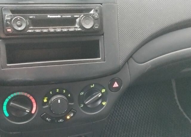 Красный Шевроле Авео, объемом двигателя 1.5 л и пробегом 154 тыс. км за 3900 $, фото 6 на Automoto.ua