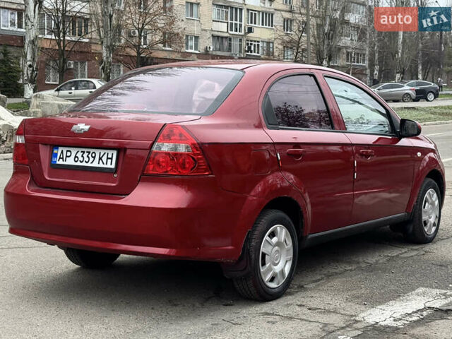 Красный Шевроле Авео, объемом двигателя 1.5 л и пробегом 230 тыс. км за 2450 $, фото 1 на Automoto.ua