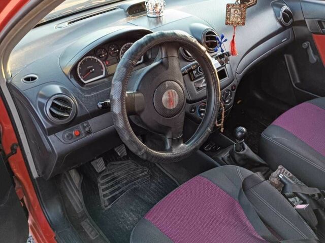 Красный Шевроле Авео, объемом двигателя 1.5 л и пробегом 200 тыс. км за 3800 $, фото 6 на Automoto.ua