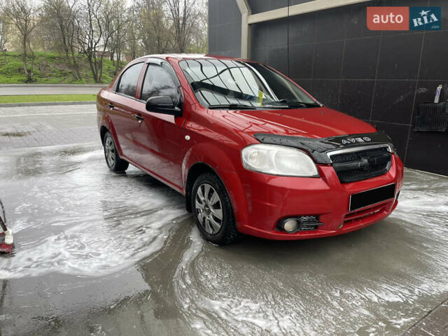 Красный Шевроле Авео, объемом двигателя 1.5 л и пробегом 354 тыс. км за 2999 $, фото 1 на Automoto.ua