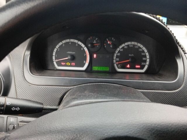 Красный Шевроле Авео, объемом двигателя 1.5 л и пробегом 234 тыс. км за 3200 $, фото 5 на Automoto.ua