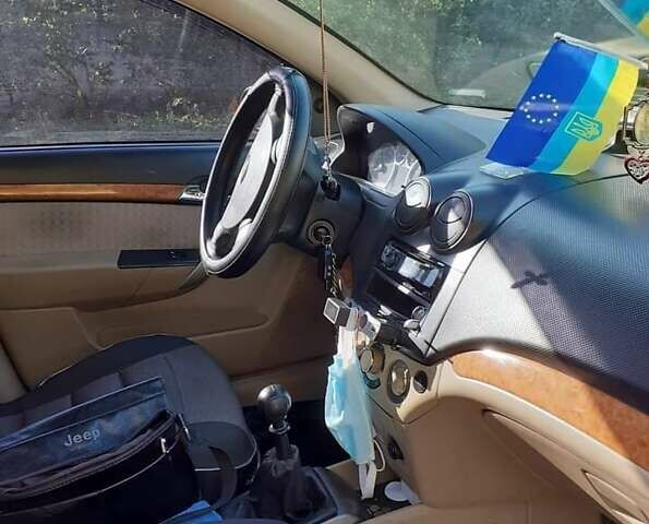 Красный Шевроле Авео, объемом двигателя 1.6 л и пробегом 160 тыс. км за 4900 $, фото 1 на Automoto.ua